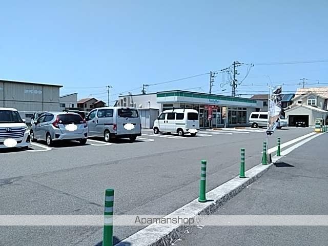 コンビニ　ファミリーマート（コンビニ）まで1823m
