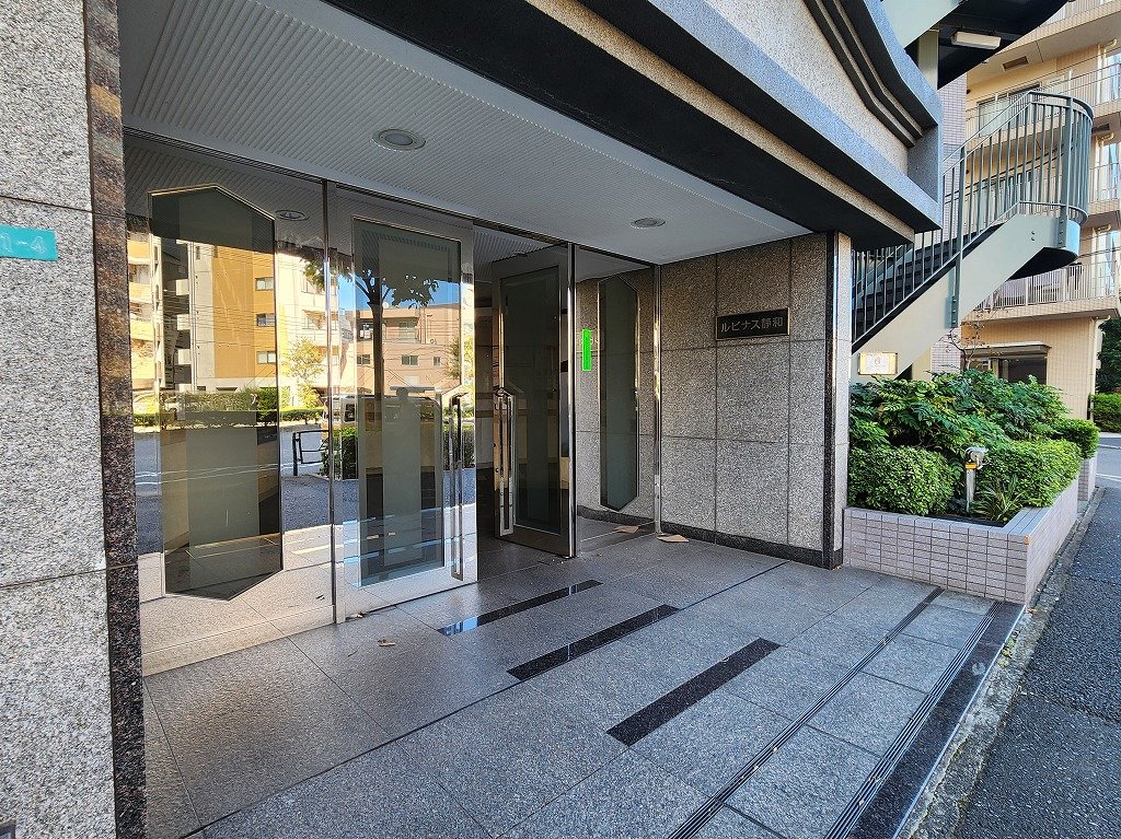 その他共有部分　重厚感のあるエントランス　エレベーター・駐輪場