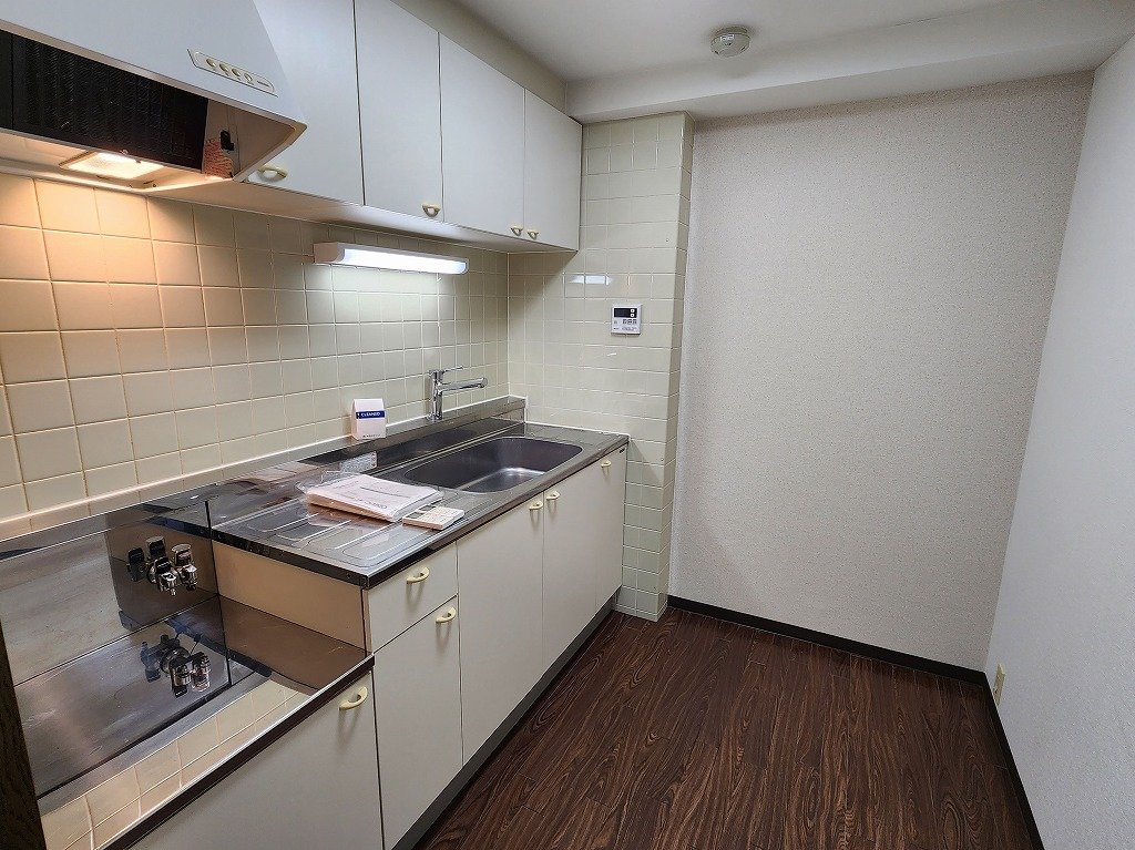 キッチン　独立型キッチン　冷蔵庫置場あり