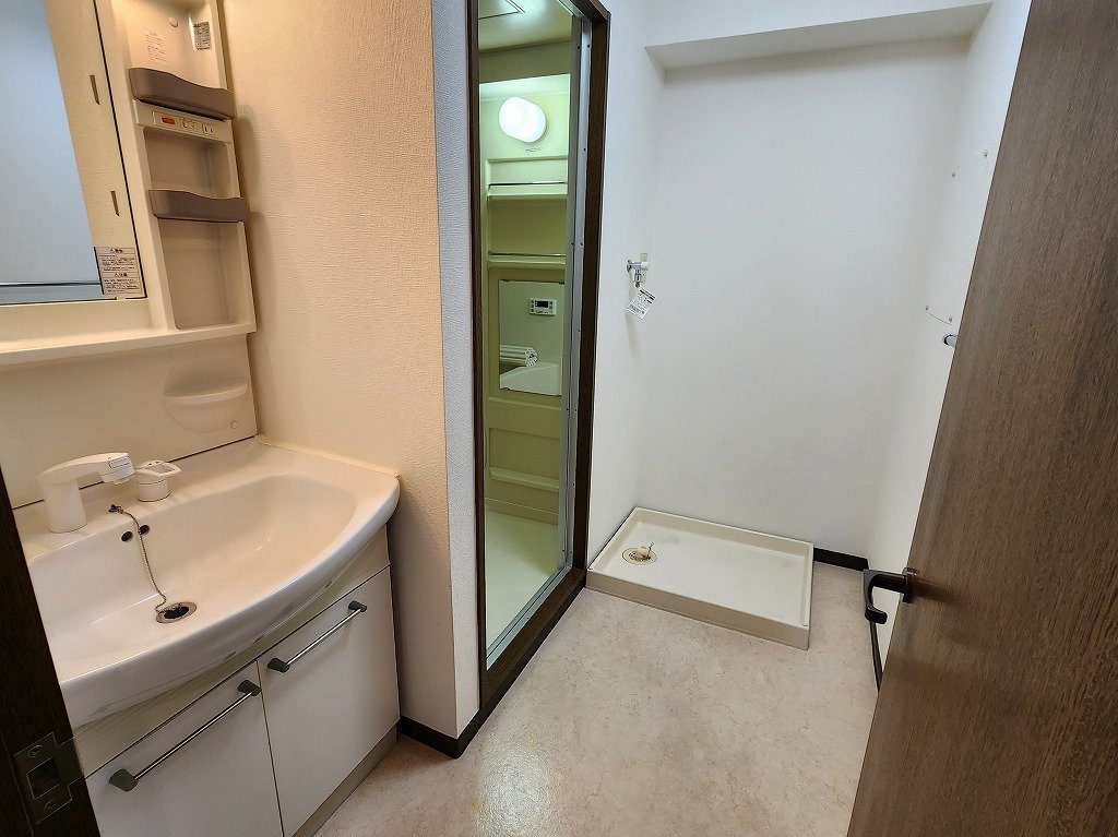 洗面設備　扉付き脱衣所　室内洗濯機置場　洗髪洗面化粧台