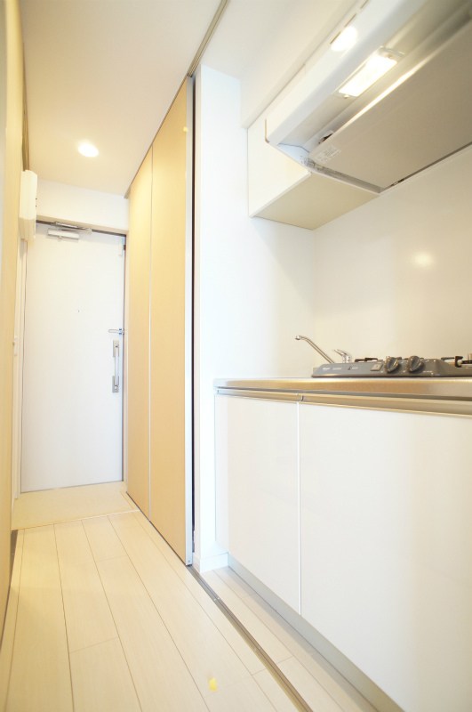 キッチン　2口コンロ付。まな板を置くスペースもあるので自炊も楽しく。