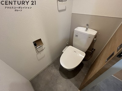 トイレ　温水洗浄便座付きのトイレです♪