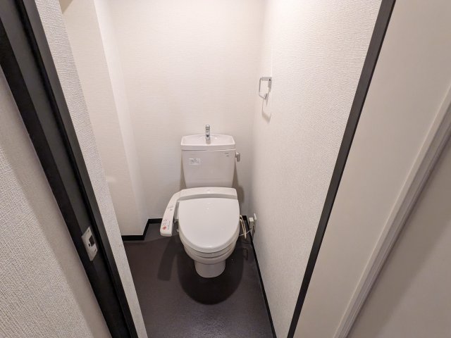 トイレ　落ち着いた色調のトイレです