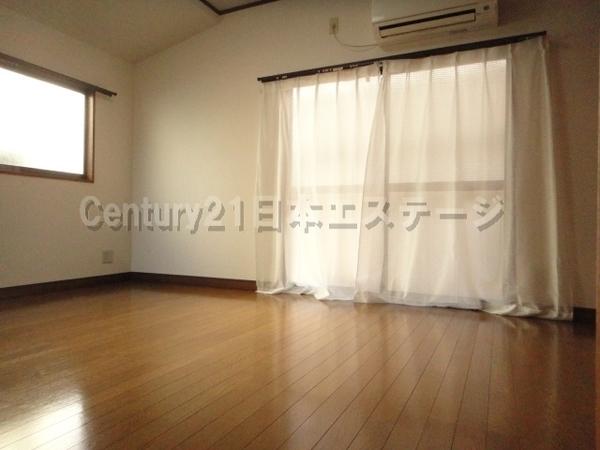 居室・リビング　２面に窓のあるお部屋です