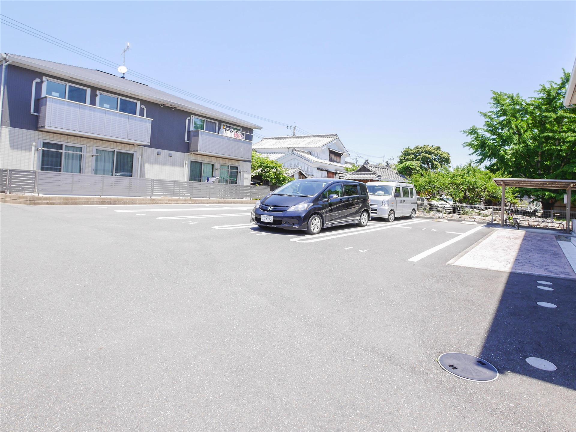 エントランス　駐車スペース