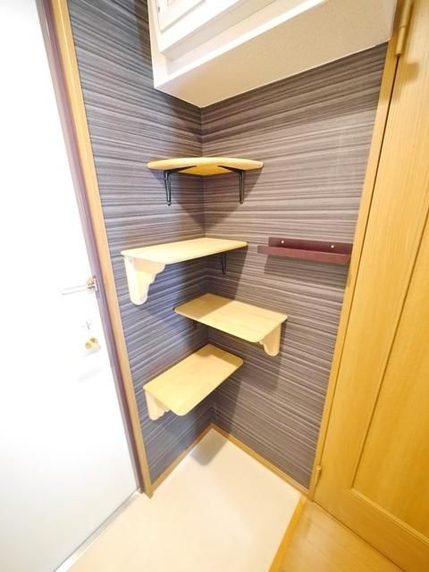 玄関　★飾れる収納です★
