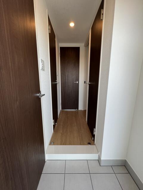 玄関　同タイプ・別号室となります。?