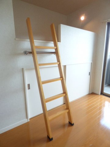 その他部屋・スペース　落ち着いた色調の寝室です