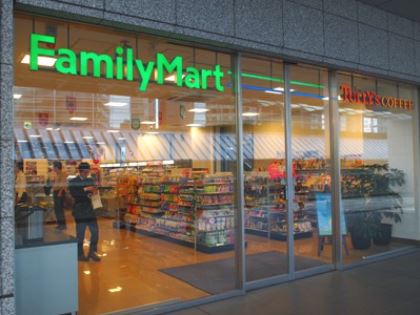 コンビニ　ファミリーマート品川グランパサージュ店（コンビニ）まで220m