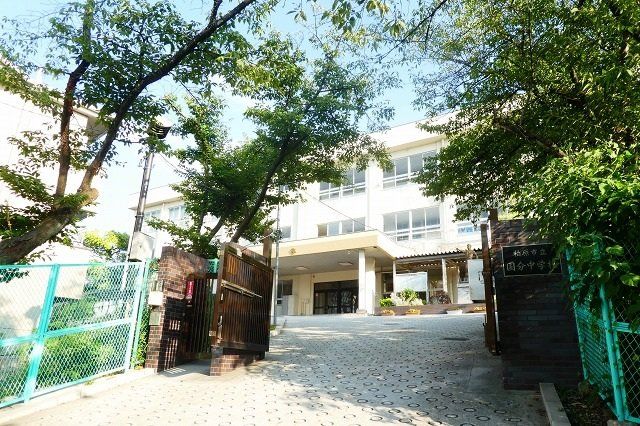 中学校　柏原市立国分中学校（中学校）まで218m