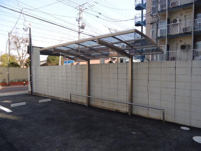 その他　屋根付きの駐輪場があります