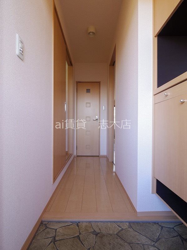 玄関　※同仕様写真です。