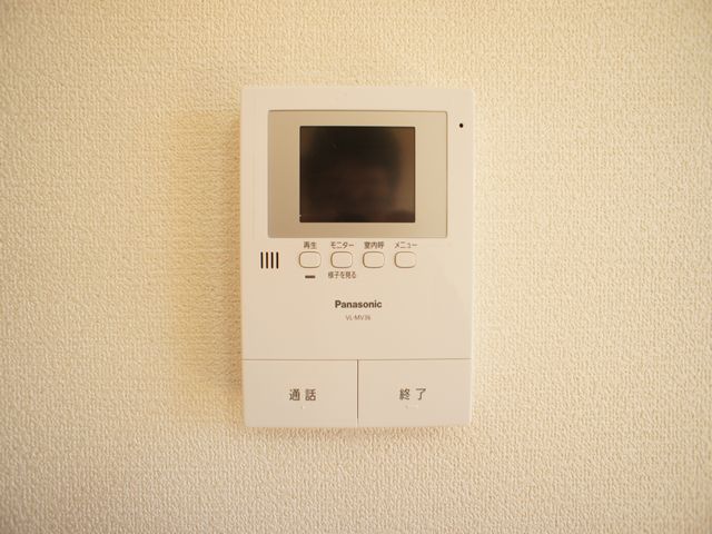 セキュリティ　訪問者の確認ができるTVドアホン付きです♪