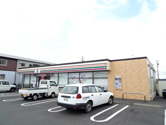 コンビニ　セブンイレブン（コンビニ）まで743m