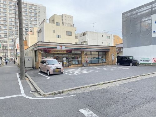 コンビニ　セブンイレブン 名古屋春岡1丁目店（コンビニ）まで70m