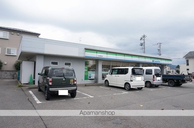 コンビニ　ファミリーマート（コンビニ）まで111m