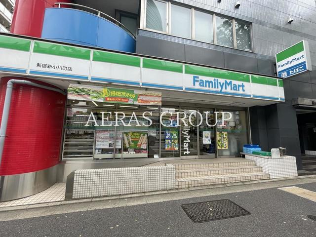 コンビニ　ファミリーマート 新宿新小川町店（コンビニ）まで141m