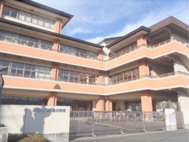 小学校　岩根小学校（小学校）まで5000m