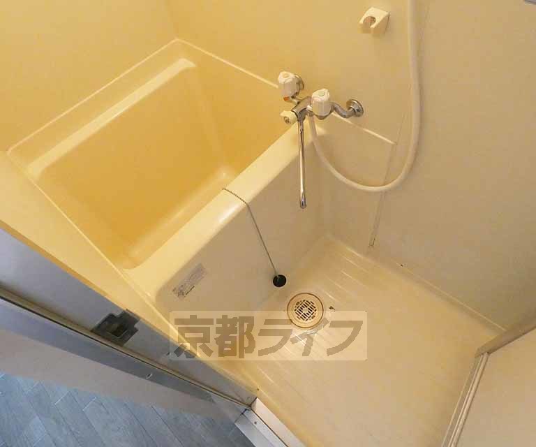 バス・シャワールーム　清潔感のあるバスルーム。