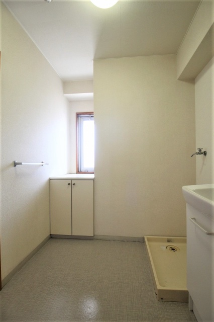 洗面設備　※同建物別号室の写真です