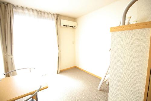 居室・リビング　採光面は西向きのお部屋です☆
