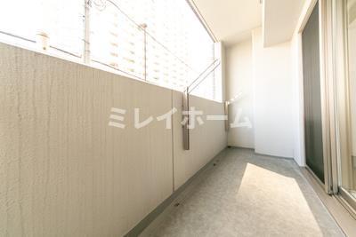 バルコニー　同建物内別のお部屋の参考写真になります。