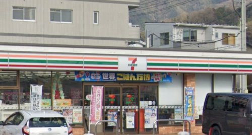 コンビニ　セブンイレブン 広島海田曙町店（コンビニ）まで877m