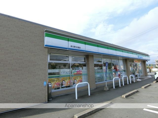 コンビニ　ファミリーマート（コンビニ）まで1175m