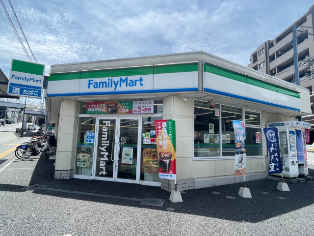 コンビニ　ファミリーマート鶴ヶ峰店（コンビニ）まで607m