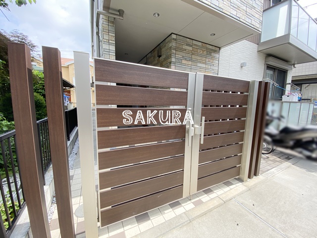 エントランス　重厚感のある建物デザイン♪