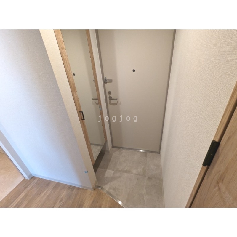 玄関　姿見付き下駄箱