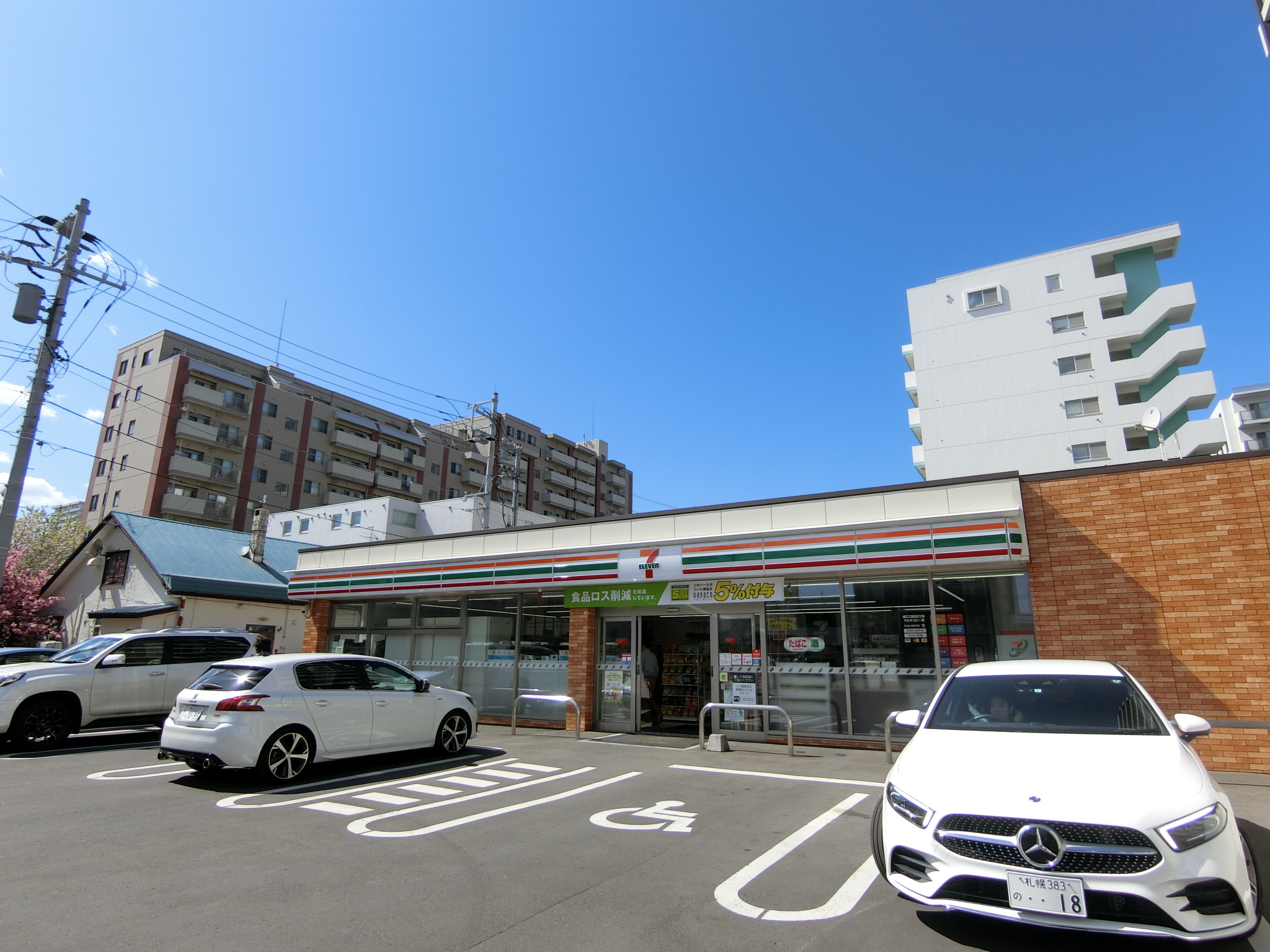 コンビニ　セブンイレブン札幌北2条東8丁目店（コンビニ）まで450m