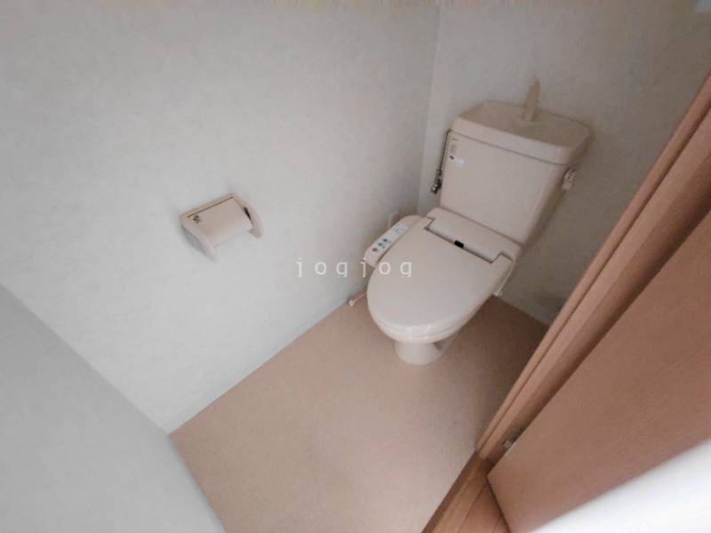 トイレ　嬉しい温水洗浄便座付きのトイレです。