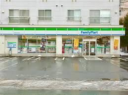 コンビニ　ファミリーマート東札幌6条店（コンビニ）まで335m