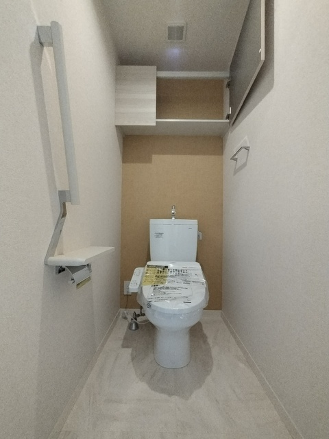 トイレ　★過去募集写真★上部に便利な棚のあるお手洗いです★