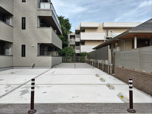 駐車場　★敷地内駐車場★（空き状況・使用料等詳細はお問い合わせくださ
