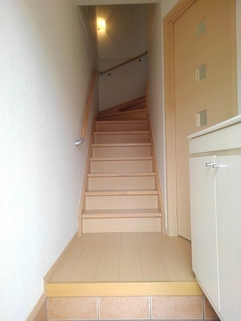 小田急線 鶴川駅 徒歩14分 2階建 築18年の玄関写真