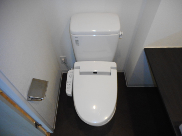東急田園都市線 三軒茶屋駅 徒歩3分 7階建 築17年のトイレ写真
