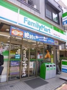 コンビニ　ファミリーマート（コンビニ）まで140m