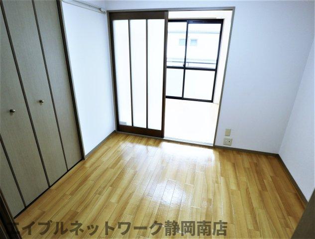 その他設備　落ち着いた色調の洋室です