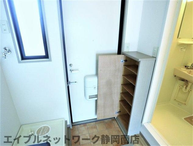 玄関　シューズボックス付きの玄関です