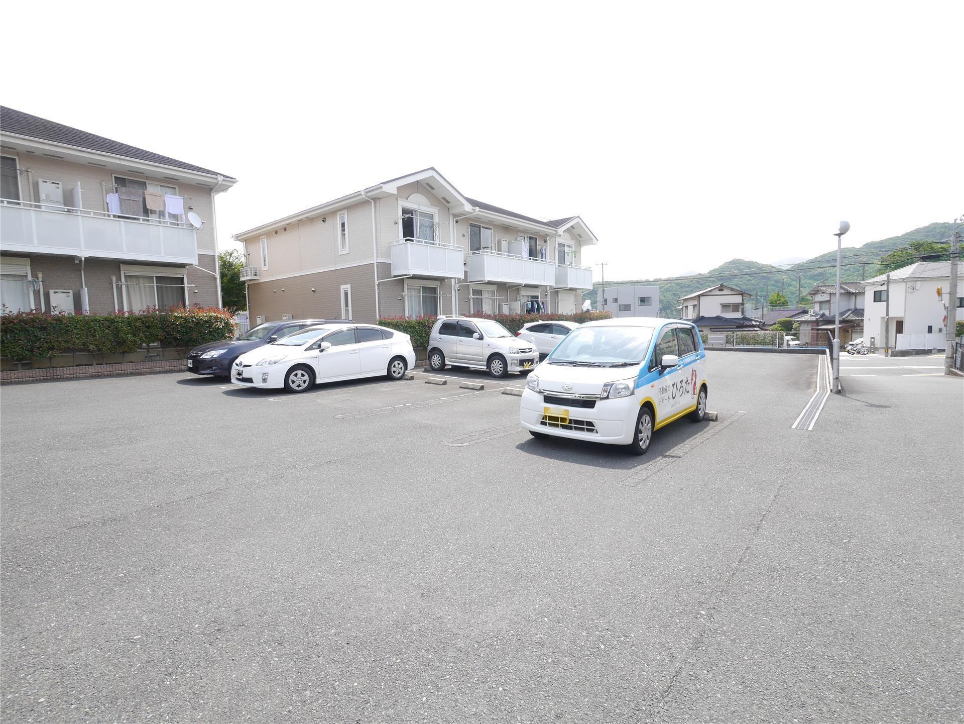 【フィオーレ長行東二番館の駐車場】