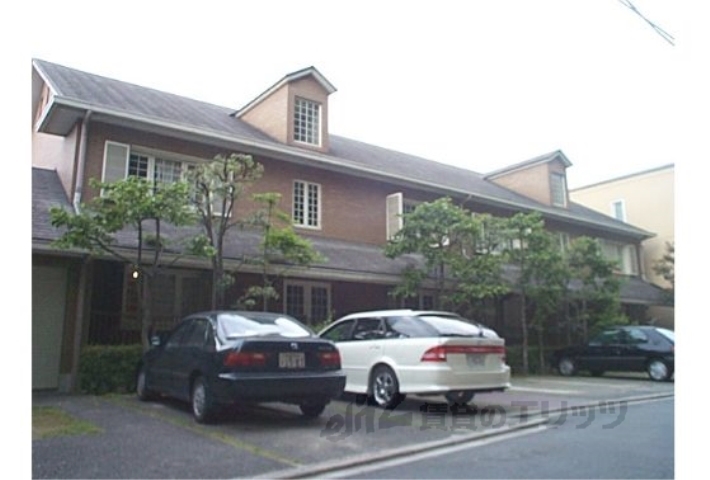 京都市左京区下鴨松ノ木町のマンションの建物外観