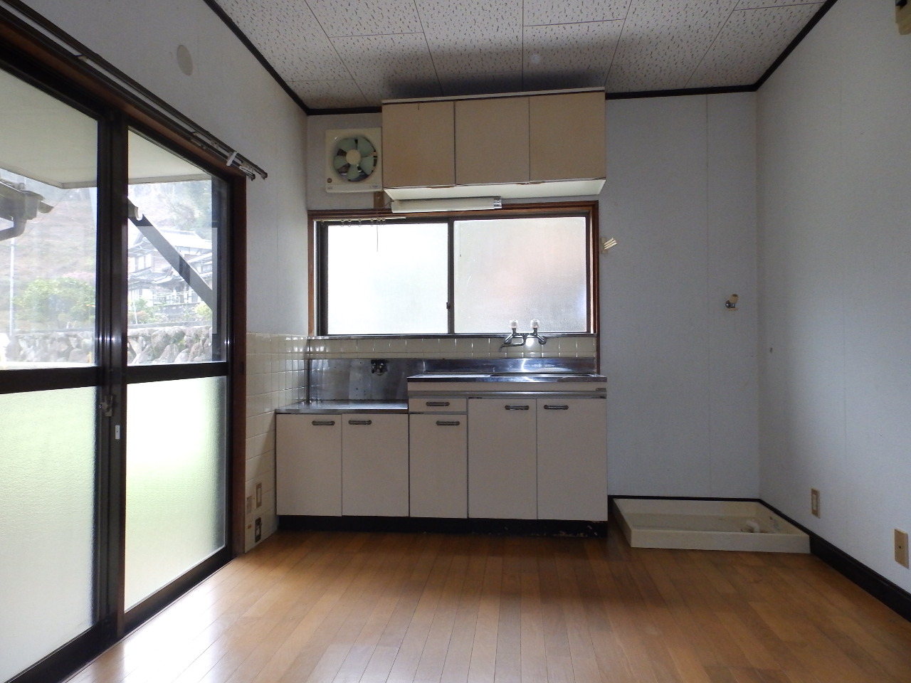 キッチン　1階DKに洗濯機とコンパクトな間取り