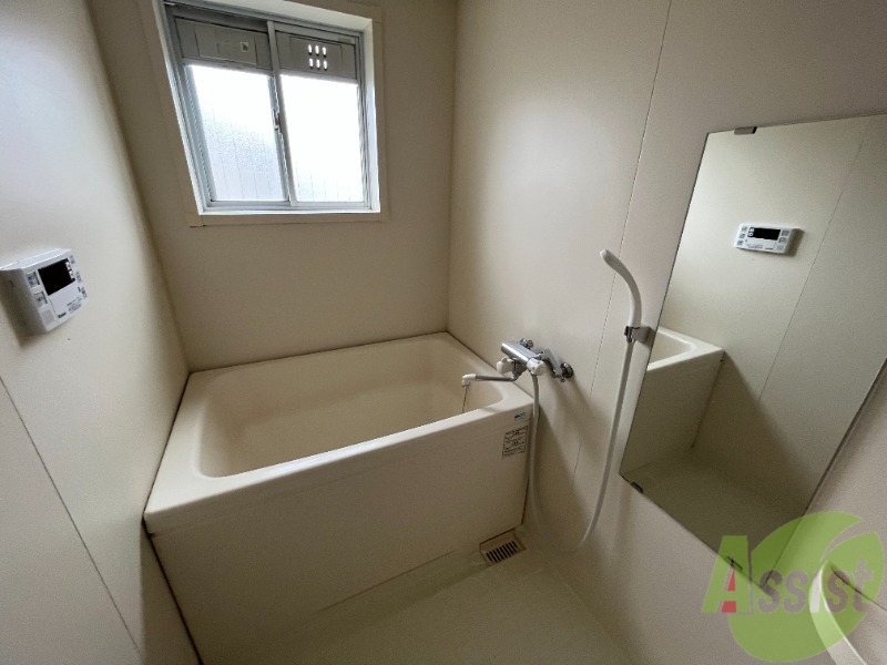 バス・シャワールーム　浴室はこちらのユニットバスになりますねー。