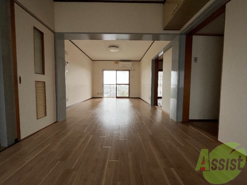 居室・リビング　日差しがたっぷり入る明るいお部屋ですよ。