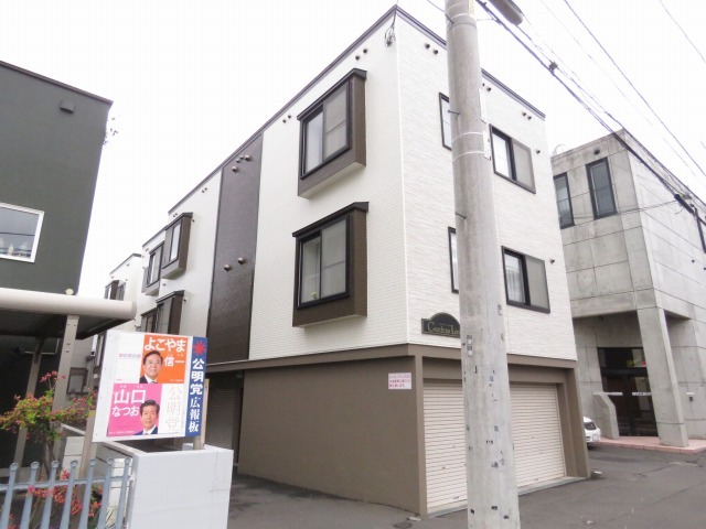 札幌市東区北三十一条東のアパートの建物外観