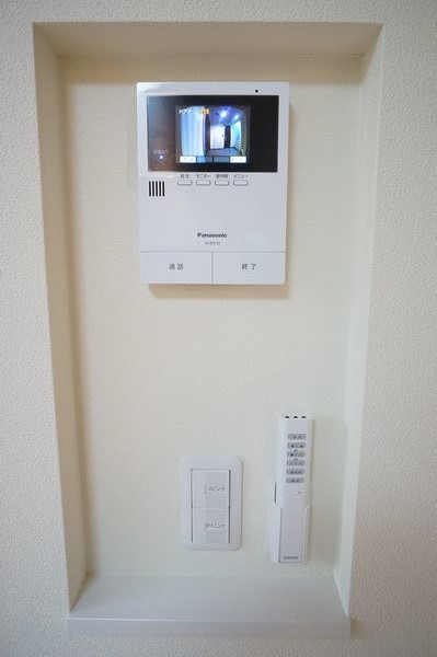 セキュリティ　■来訪者の顔が確認できるモニター付