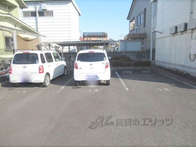 【甲賀市水口町的場のアパートの駐車場】