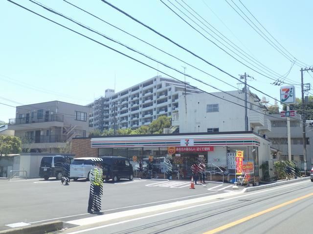 コンビニ　セブンイレブン（コンビニ）まで330m